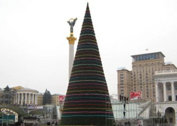Новогоднюю красавицу в Киеве разбирают, не дождавшись окончания праздников