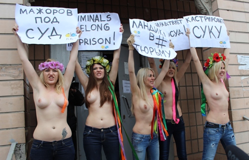 Активистки из FEMEN хотели кастрировать Романа Ландика