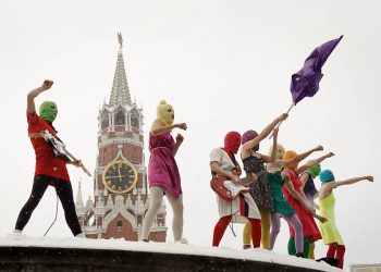Московские феминистки посвятили Путину песню «Путин зассал»