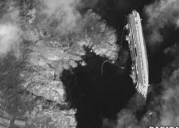 Фото Costa Concordia из космоса