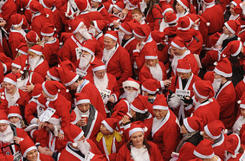 В Днепропетровске бегали полуголые Деды Морозы