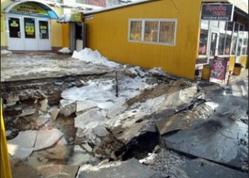 В Киеве под землю ушло пол улицы