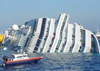 Капитан Costa Concordia сбежал с корабля, полная хроника крушения