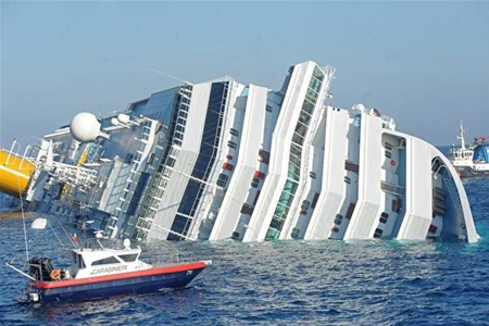 Капитан Costa Concordia сбежал с корабля, полная хроника крушения