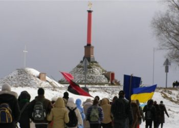 Янукович и Тимошенко почтили память Героев Крут