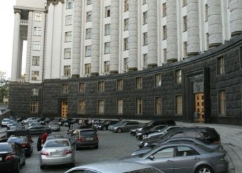 Чиновники отдают половину своих автомобилей