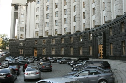 Чиновники отдают половину своих автомобилей