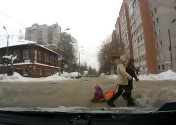 Подружня пара загубила дитину посеред дороги