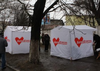 Возле Качановской колонии выросли палатки