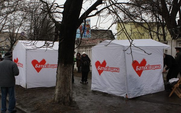 Возле Качановской колонии выросли палатки