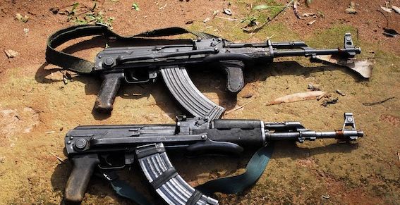 Пенсионер вместе с дровами купил 80 автоматов Калашникова и ряд боеприпасов