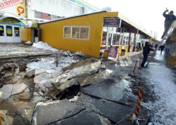 В Киеве под землю ушло пол улицы