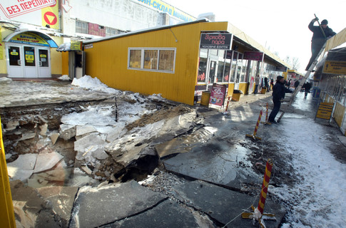 В Киеве под землю ушло пол улицы