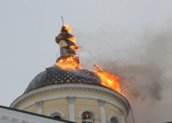 Уже рухнул купол, люди заливаются слезами