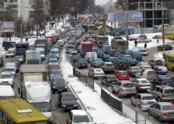 Из-за снегопадов Киев превратился в сплошную тянучку