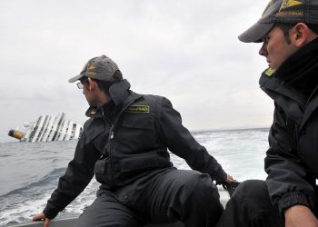 Costa Concordia может разломиться пополам