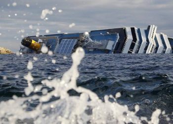 С Costa Concordia во вторник срочно начнется откачка топлива