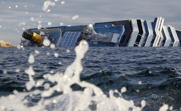 С Costa Concordia во вторник срочно начнется откачка топлива
