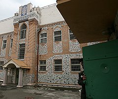 Парень хотел отремонтировать розетку