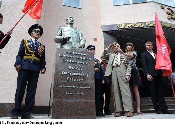 За разрушение памятника Сталину 9 «тризубцев» получили по три года