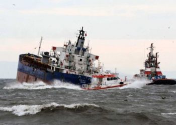 У берегов Стамбула тонет крупный сухогруз