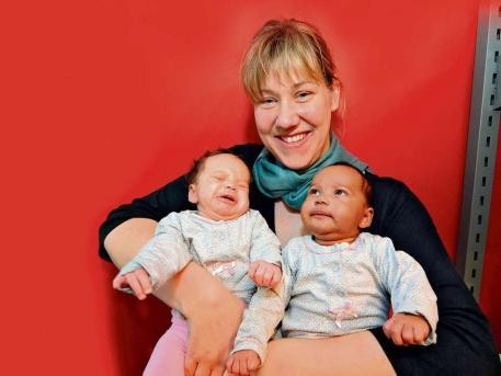 Близнюки з різним кольором шкіри