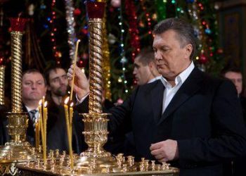 Янукович посетил Рождественскую литургию в Тернопольской области