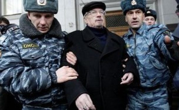 В Москве полиция задержала 16 протестующих возле здания Центризбиркома
