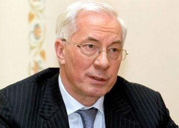 Азаров учит пользоваться Интернетом