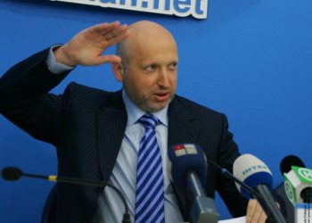 Турчинов решил, что пора спасать страну от этой власти