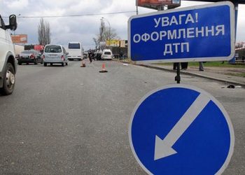 «Мерседес» съехал с моста и упал в реку