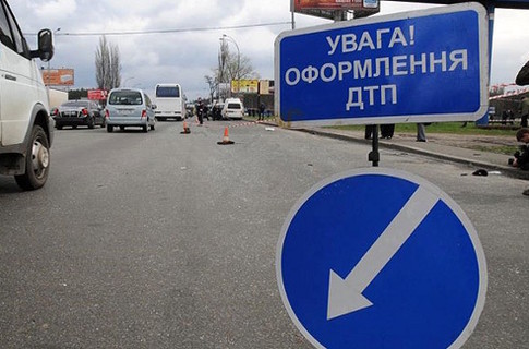«Мерседес» съехал с моста и упал в реку