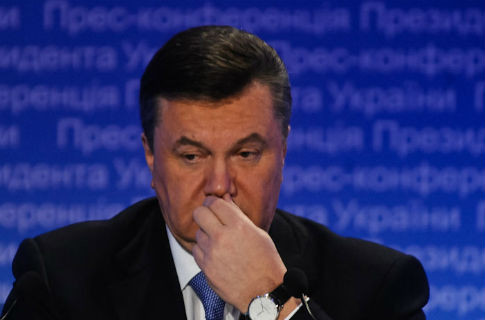 Янукович в Вышгороде ел блины и водил хороводы