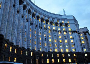 Азаров приказал чиновникам не шиковать за границей