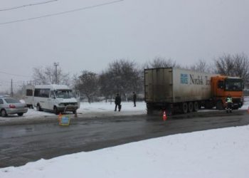 В Запорожье маршрутка протаранила фуру