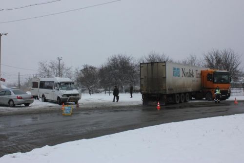 В Запорожье маршрутка протаранила фуру