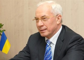Азаров пообещал студентам увеличить стипендии