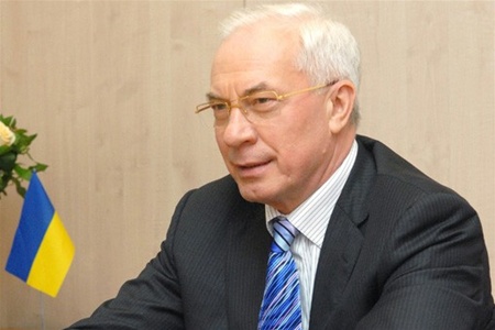 Азаров пообещал студентам увеличить стипендии