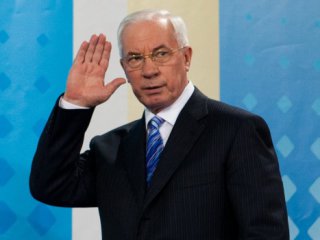Азаров улетел в Латвию