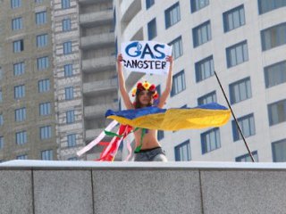 FEMEN взбунтовались против Газпрома