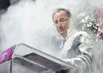 Французского кандидата в президенты забросали мукой из мешка