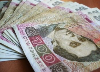 К выборам Янукович поднимет пенсии и зарплаты
