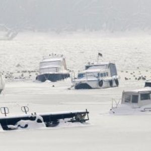 В Сербии застряла баржа