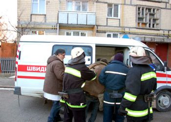 Мужчина чтобы согреться развел в доме костер