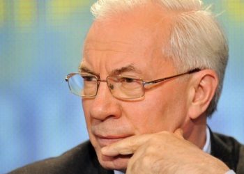 Азаров уверен, что власти у него достаточно