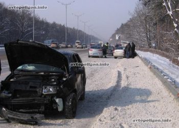 Масштабный автозамес под Киевом из 40 автомобилей