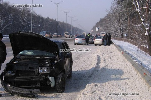 Масштабный автозамес под Киевом из 40 автомобилей