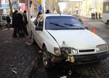 В Донецке «Форд» разбил две машины и покалечил троих пешеходов