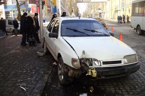 В Донецке «Форд» разбил две машины и покалечил троих пешеходов