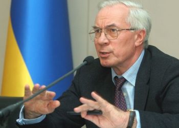 Азаров вспомнил про бомжей